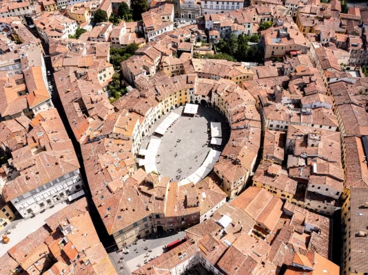 lucca piazza anfiteatro 1200