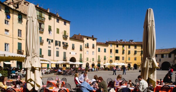 lucca piazza anfiteatro tavoli