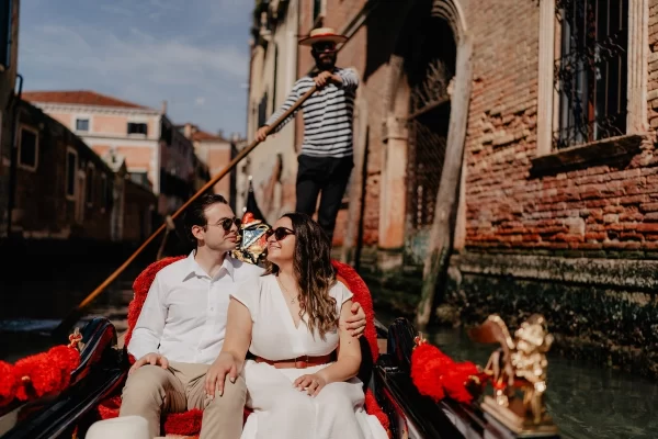 header venice romantic photoshoot couple gondola